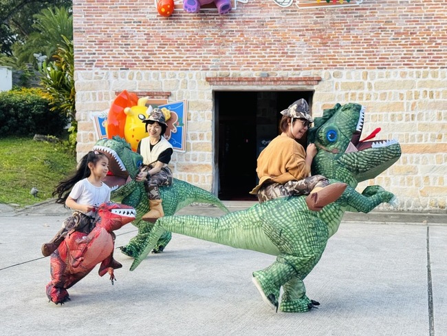 淡水古蹟博物館走春  免費穿「恐龍充氣裝」拍照 | 華視新聞