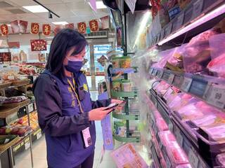 高雄男吃超市即期牛排拉肚子急診 衛生局稽查