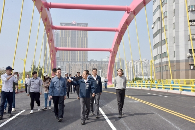 高雄龍德新橋開放通車  疏導大順路沿線交通 | 華視新聞