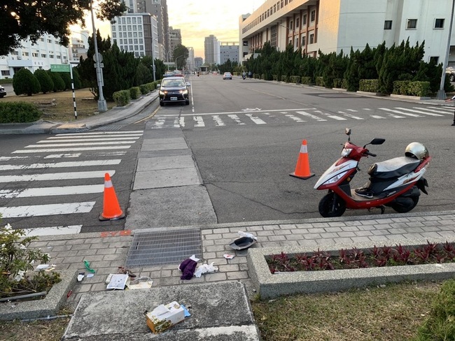 老翁騎車闖入漢翔公司  自撞路緣倒地送醫不治 | 華視新聞