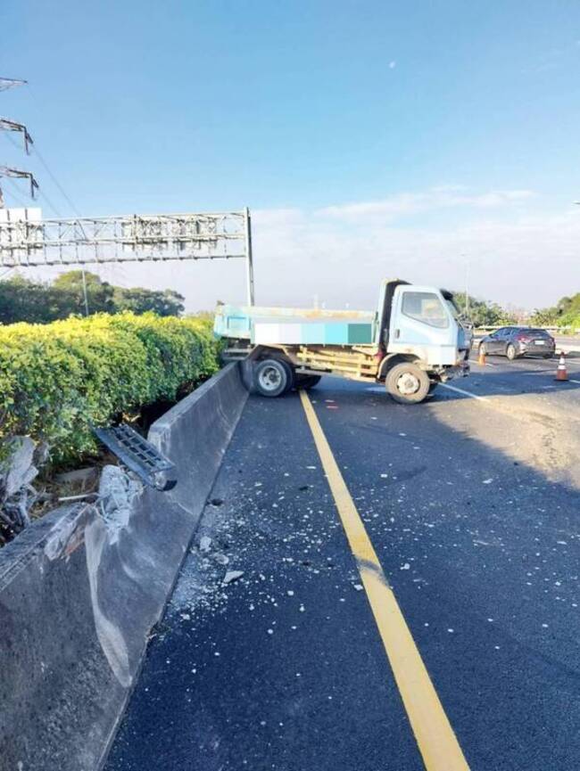 國3大貨車自撞護欄  車上2人輕傷送醫 | 華視新聞