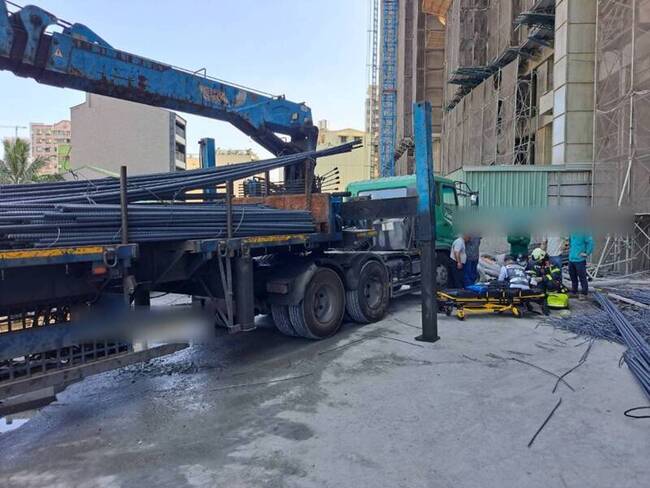 高雄三民區工安意外 工人遭13樓高鋼筋砸中昏迷 | 華視新聞