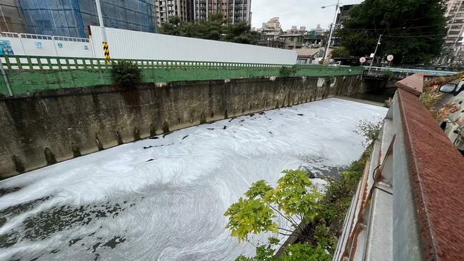 新北土城溝渠污染變牛奶色  環保採樣溯源查禍首 | 華視新聞