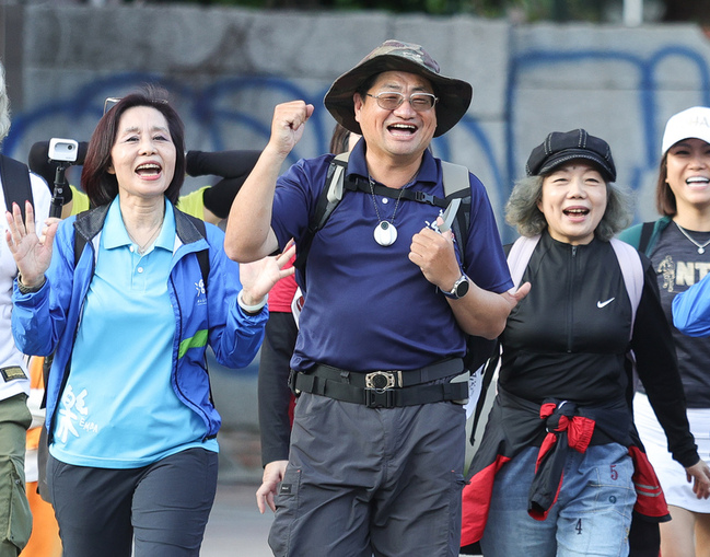 台師大生徒步環島近1個月 募款百萬助清寒學子 | 華視新聞