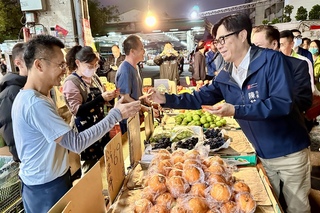 關心年前蔬果花卉供應情形  陳其邁走訪市場拜年