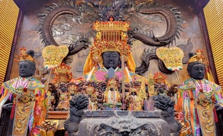 迎龍年鹿耳門天后宮媽祖眾神像換新裝 舊衣列文物展