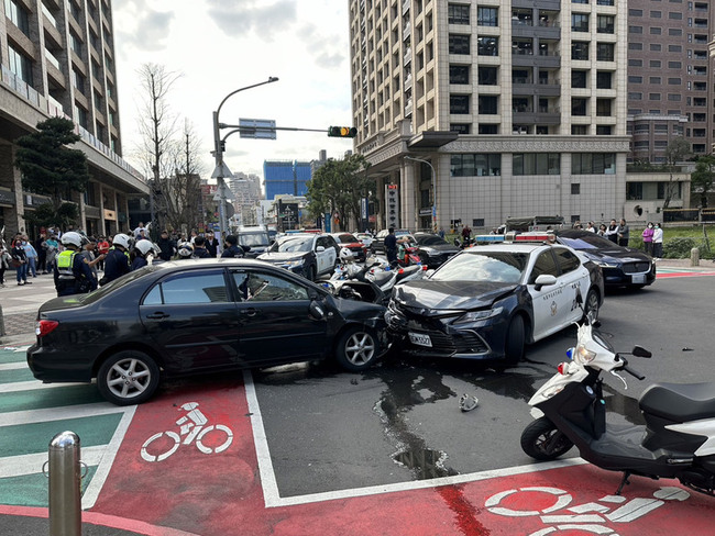 桃園藝文特區警匪追逐  通緝犯駕車撞警釀多傷 | 華視新聞