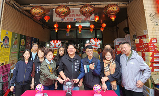 澎湖年貨大街開賣 馬公市長黃健忠點燈祈福增買氣