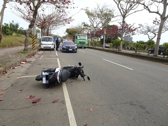 中市男子騎車撞中央分隔島 送醫搶救不治 | 華視新聞