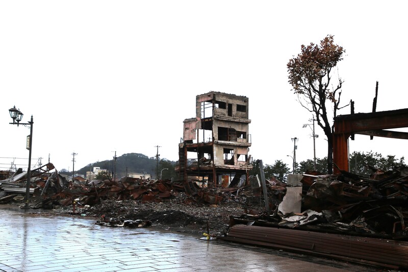 日本輪島早市如戰火廢墟 漆藝業者商家矢言重建