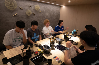 紅髮艾德高雄與粉絲鬥智  過關者共進午餐