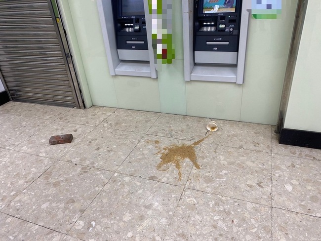 北市郵局ATM遭磚頭砸損 警速逮男嫌送辦 | 華視新聞