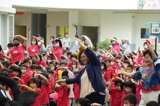 管碧玲與孩童共舞  扎根幼兒海洋教育