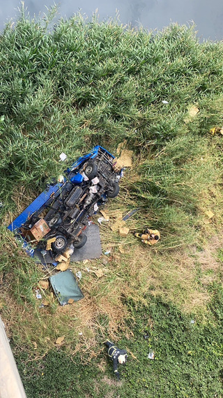 台76線小貨車遭撞 失控掉落平面道路釀2死