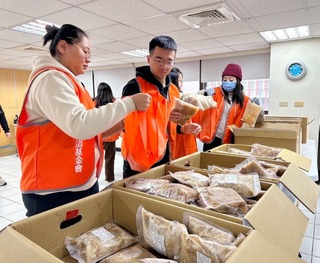 弘道基金會台中發送年菜 寒冬助老經費還差200萬