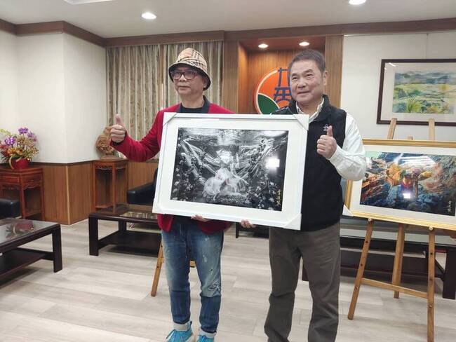 攝影師曾進發屢獲國際獎  苗縣府表揚讚台灣之光 | 華視新聞