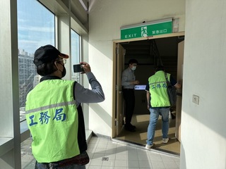 高雄百貨賣場公安稽查  安全梯堆貨罰6萬