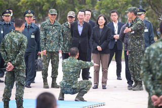 蔡總統視導1年期義務役新訓實況 肯定訓練品質