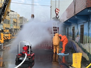 彰縣貨櫃車過彎翻覆硝酸洩漏 消防局水線防護