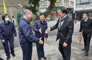 林右昌三重分局春節慰勉 與員警圍爐聊家常