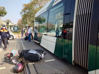 高雄輕軌遭機車擦撞 全線通車後第5次事故