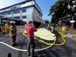 楠梓科技園區槽車自撞路墩外洩1噸鹽酸 環保局開罰