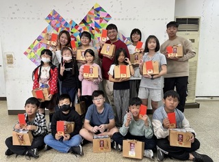 主播劉方慈協拍LINE貼圖 贈家扶小朋友紅包過年