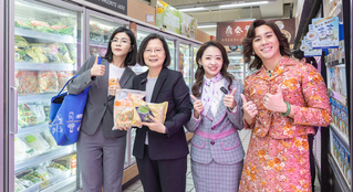 蔡總統逛賣場買年貨  最愛杯麵三色豆蔥油餅