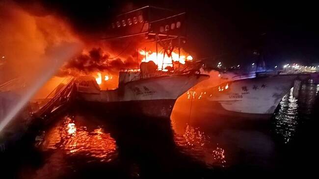 屏東鹽埔漁港火燒船 延燒近4小時撲滅 | 華視新聞