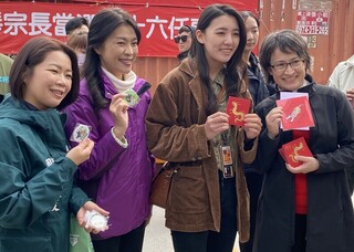 蕭美琴彰化和美發福袋 憶兒時過年常回來