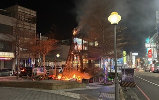 婦攜2子女放煙火釀禍落跑 燒毀頭份裝飾耶誕樹送辦