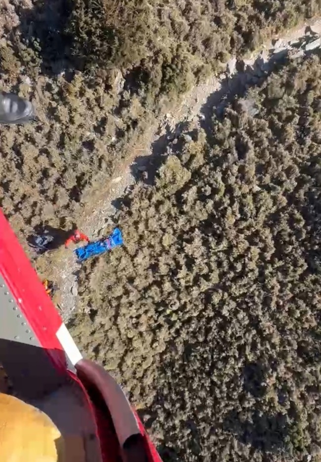初一攀登嘉明湖路倒身亡步道上 52歲男遺體吊掛下山 | 華視新聞