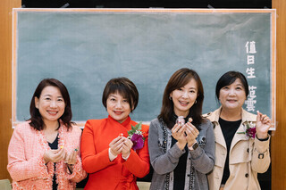 女綠委捏不凋袖珍玫瑰花 喜迎西洋情人節