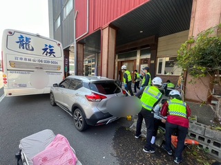 苗栗三義轎車疑恍神撞遊覽車 6候車鐵道迷送醫