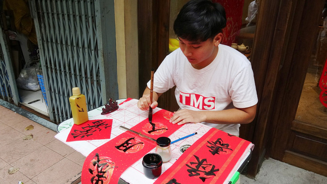 泰國年輕華人手寫春聯吸睛 力求保存傳統文化 | 華視新聞