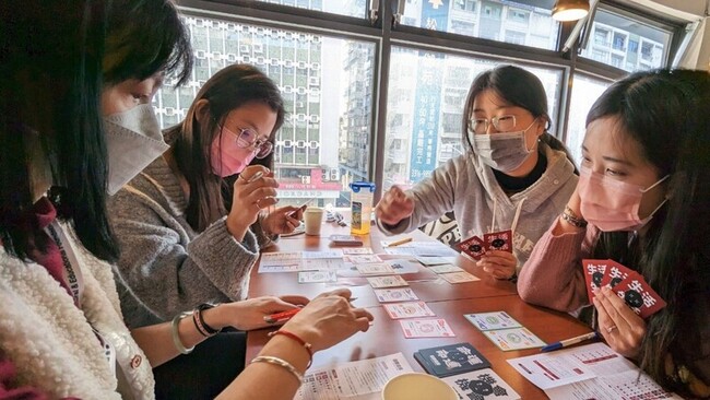 環境議題搭桌遊 角色扮演引導學生反思碳排危機 | 華視新聞