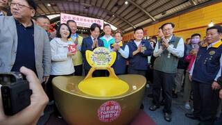 賴清德屏東參香發福袋 叩謝神恩、感謝鄉親