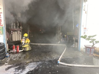 高雄鳥松堆放電纜廠房起火 火勢撲滅幸無人傷