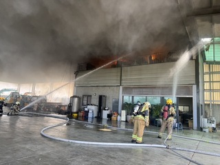 台南大型工程車倉庫火警 無人受困半小時撲滅