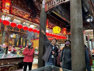 一窺彩繪藝師莊武男筆觸 淡水在地團體推大廟走讀