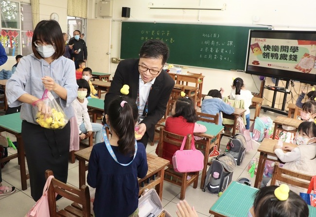 黃色小鴨游進校園  高雄新上國小開學禮趕流行 | 華視新聞