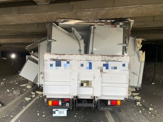 小貨車未注意限高自撞涵洞  駕駛挨罰最高1800元