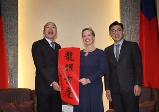 韓國瑜接見孫曉雅  送親筆落款龍耀吉慶春聯