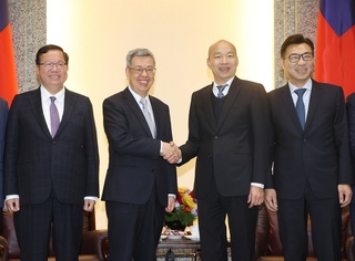 陳建仁赴立院拜會韓國瑜  合影後閉門會議