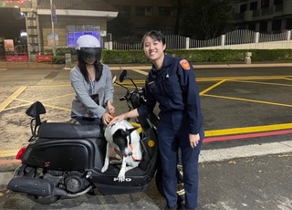 汪星人被鞭炮聲嚇到走失 「搭便車」報警順利返家