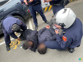 當街攔車噴辣椒水討債  警逮3男依恐嚇罪嫌送辦