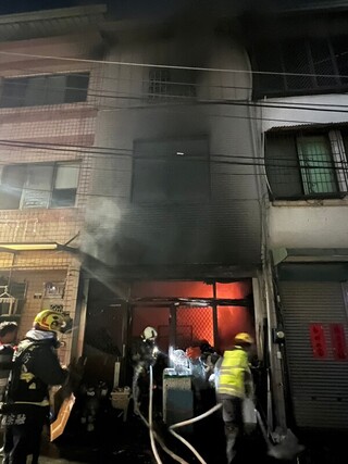 中市龍井透天厝火警 消防人員救出8隻毛小孩