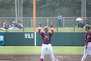 邱丹交流賽扛4棒2戰敲5安  慶祝手勢是甜蜜暗號