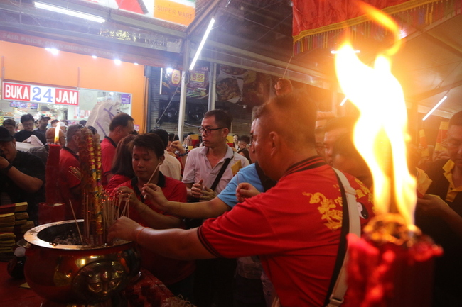 大年初九拜天公 大馬華人吉時點香盼興旺發 | 華視新聞