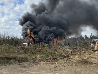 澎湖機場南側燃燒廢棄物竄濃煙 及時撲滅未影響飛航
